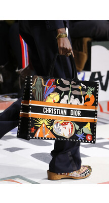 Details Christian Dior , Details Dior Fall 2018 Ready-to-Wear , Детали показа Кристиан Диор , Детали показа Диор осень зима 2018 , Fashion show , неделя моды в Париже , PFW , Мария Грация Кьюри , Mainstyles